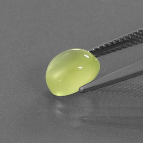 2.36カラットの天然イエローグリーンプレナイト、オーバルカット、透明