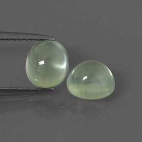 3.64カラットの天然薄いペアーグリーンプレナイト（7.4×6.7 mm・オーバルカット）