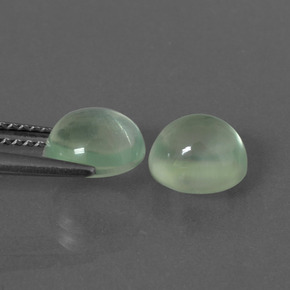 3.64カラットの天然薄いペアーグリーンプレナイト（7.4×6.7 mm・オーバルカット）