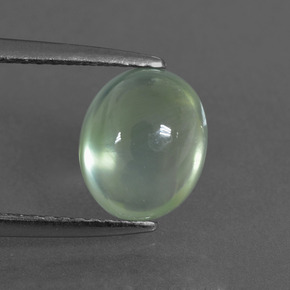 2.52カラットの天然グリーンプレナイト（8.8×7.1 mm・オーバルカット）