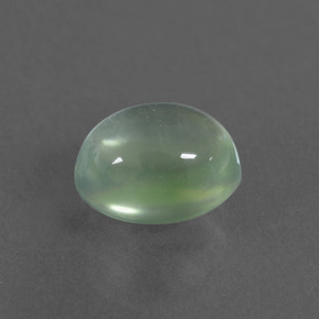 2.52カラットの天然グリーンプレナイト（8.8×7.1 mm・オーバルカット）
