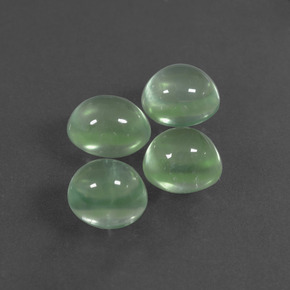 カラットの天然グリーンプレナイト（6.7×5.8 mm・オーバルカット）