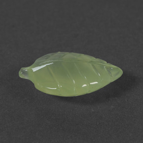 5.65カラットの天然グリーンプレナイト（16.7×11 mm・ファンシーシェイプ）
