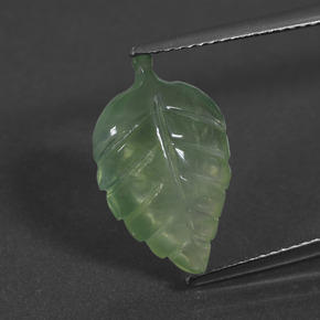 5.62カラットの天然グリーンプレナイト、ファンシーシェイプ、半透明