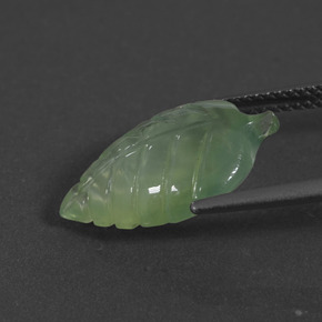 5.62カラットの天然グリーンプレナイト、ファンシーシェイプ、半透明