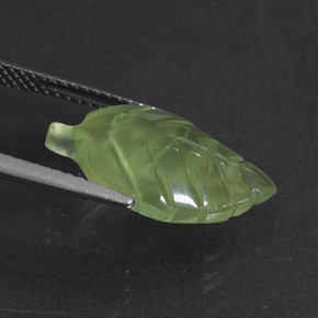 5.83カラットの天然グリーンプレナイト、ファンシーシェイプ、半透明