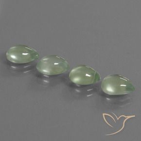 5.59カラットの天然薄いペアーグリーンプレナイト（8.2×6.6 mm・洋梨の形）