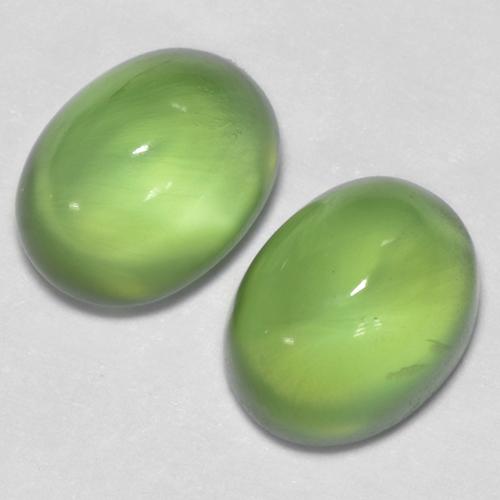 2.69カラットの天然ライムグリーンプレナイト（7×5.4 mm・オーバルカット）