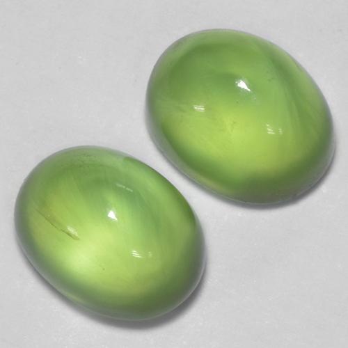 2.69カラットの天然ライムグリーンプレナイト（7×5.4 mm・オーバルカット）
