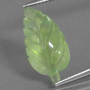 6.66カラットの天然グリーンプレナイト（18.3×9.4 mm・ファンシーシェイプ）