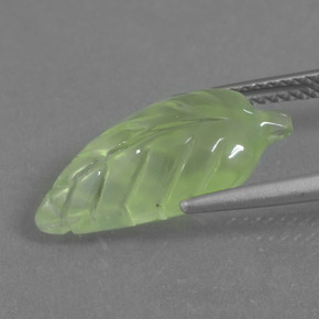 6.66カラットの天然グリーンプレナイト（18.3×9.4 mm・ファンシーシェイプ）