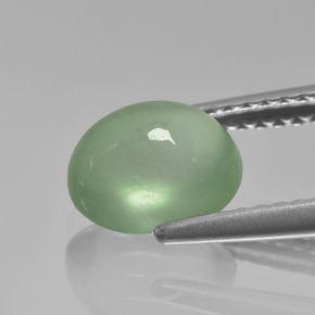 1.92カラットの天然グリーンプレナイト、オーバルカット、半透明