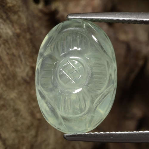 11.67カラットの天然非常に薄い緑プレナイト、フラワーカット、半透明