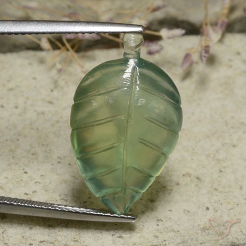 13.70ct 天然 薄いアーシーグリーン プレナイト, フラワーカット, 半透明