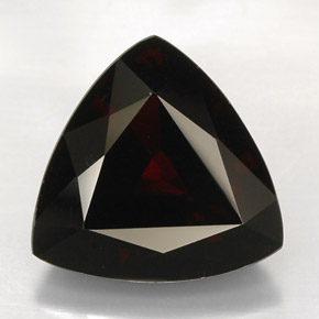 26.11カラットの天然ダークレッドパイロープガーネット（18.6×18.4 mm・トリリアント）