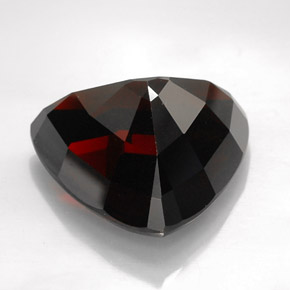 26.11カラットの天然ダークレッドパイロープガーネット（18.6×18.4 mm・トリリアント）