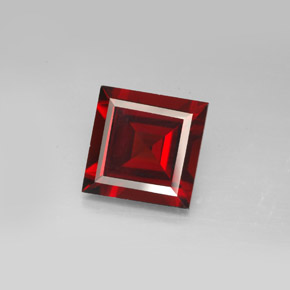 3.96カラットの天然ディープレッドパイロープガーネット（9×8.9 mm・四角）