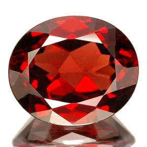 5.87カラットの天然レッドパイロープガーネット（12×10.1 mm・オーバルカット）
