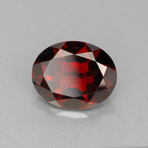 2.94カラットの天然ディープレッドパイロープガーネット（9.9×8 mm・オーバルカット）