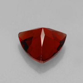 1.83カラットの天然ディープレッドパイロープガーネット（8.2×7.9 mm・トリリアント）