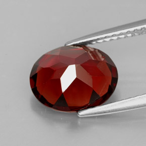 3.36カラットの天然ディープレッドパイロープガーネット（10.1×8.2 mm・オーバルカット）
