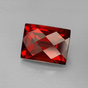 3.31カラットの天然レッドパイロープガーネット（9.3×7.2 mm・バゲット）