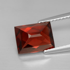 3.31カラットの天然レッドパイロープガーネット（9.3×7.2 mm・バゲット）