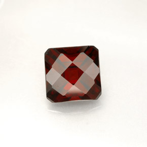 2.25カラットの天然ディープレッドパイロープガーネット（7.1×7 mm・エメラルドカット）
