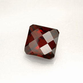2.25カラットの天然ディープレッドパイロープガーネット（7.1×7 mm・エメラルドカット）
