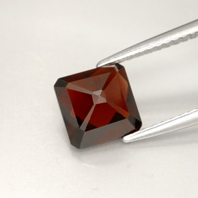 2.25カラットの天然ディープレッドパイロープガーネット（7.1×7 mm・エメラルドカット）