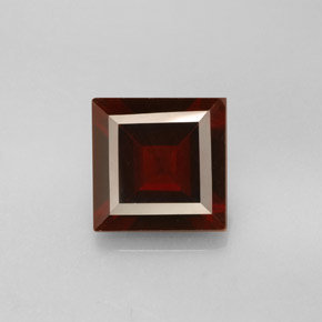 2.57カラットの天然ディープレッドパイロープガーネット（7.9×7.8 mm・四角）