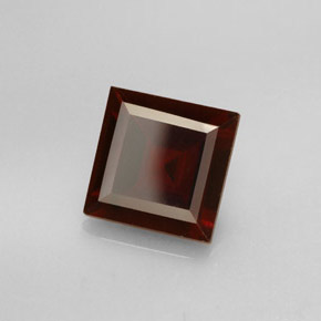 2.57カラットの天然ディープレッドパイロープガーネット（7.9×7.8 mm・四角）