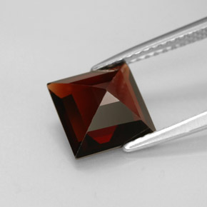 2.57カラットの天然ディープレッドパイロープガーネット（7.9×7.8 mm・四角）