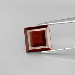 2.23カラットの天然ディープレッドパイロープガーネット（7.9×7.8 mm・四角）