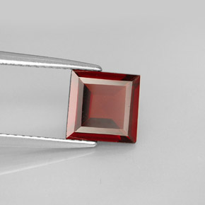 2.23カラットの天然ディープレッドパイロープガーネット（7.9×7.8 mm・四角）