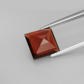 2.23カラットの天然ディープレッドパイロープガーネット（7.9×7.8 mm・四角）