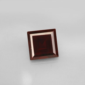 2.76カラットの天然ディープレッドパイロープガーネット（7.9×7.8 mm・四角）