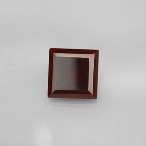 2.76カラットの天然ディープレッドパイロープガーネット（7.9×7.8 mm・四角）