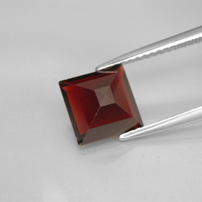 2.76カラットの天然ディープレッドパイロープガーネット（7.9×7.8 mm・四角）