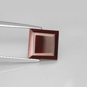 2.31カラットの天然ディープレッドパイロープガーネット（8×8 mm・四角）