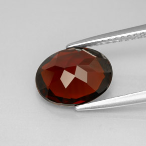 2.98カラットの天然ディープレッドパイロープガーネット（10.1×8 mm・オーバルカット）