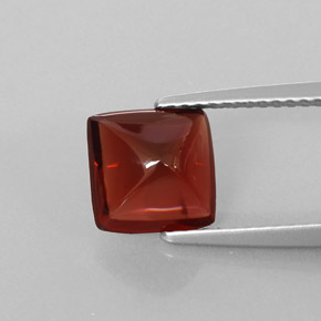 2.43カラットの天然ディープレッドパイロープガーネット（7.8×7.6 mm・透明）
