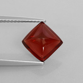 2.43カラットの天然ディープレッドパイロープガーネット（7.8×7.6 mm・透明）