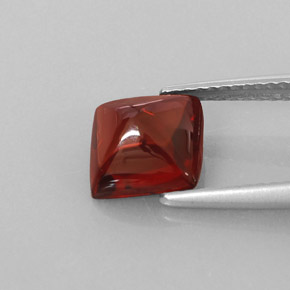2.43カラットの天然ディープレッドパイロープガーネット（7.8×7.6 mm・透明）