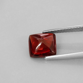 2.41カラットの天然ディープレッドパイロープガーネット（7.8×7.7 mm・透明）