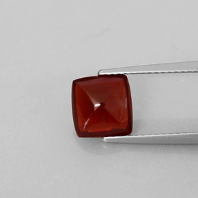 2.13カラットの天然ディープレッドパイロープガーネット（7.8×7.7 mm・透明）