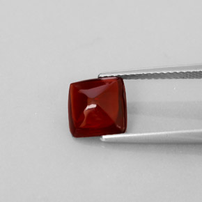 2.13カラットの天然ディープレッドパイロープガーネット（7.8×7.7 mm・透明）