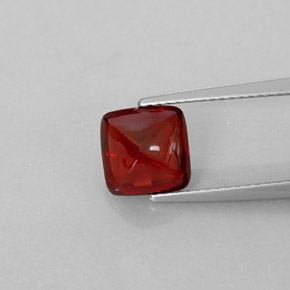 2.63カラットの天然ディープレッドパイロープガーネット（7.8×7.7 mm・透明）