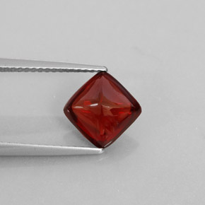 2.63カラットの天然ディープレッドパイロープガーネット（7.8×7.7 mm・透明）