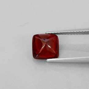 2.63カラットの天然ディープレッドパイロープガーネット（7.8×7.7 mm・透明）
